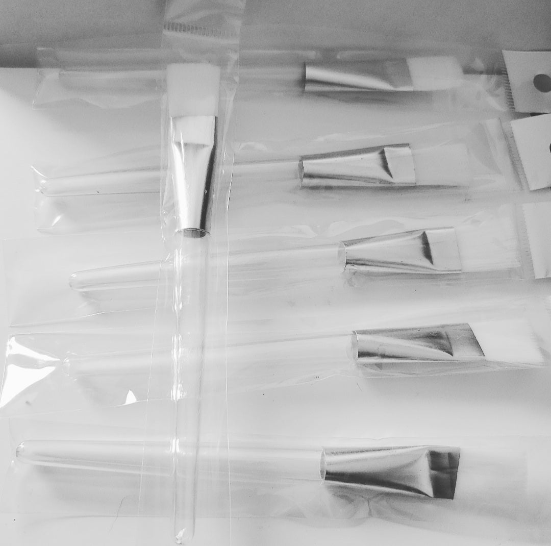 The mask application brush allows you to have control over the application of your face mask. This brush allows multiple uses.